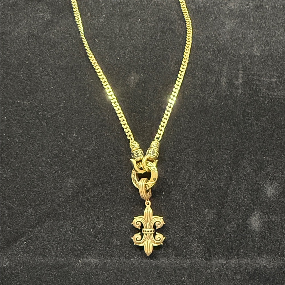 Elegant Gold Pendant Necklace
